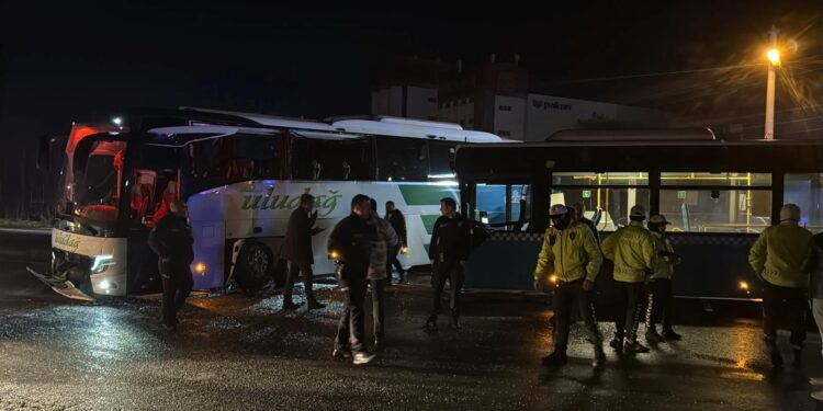 İki otobüs çarpıştı, 9 kişi yaralandı