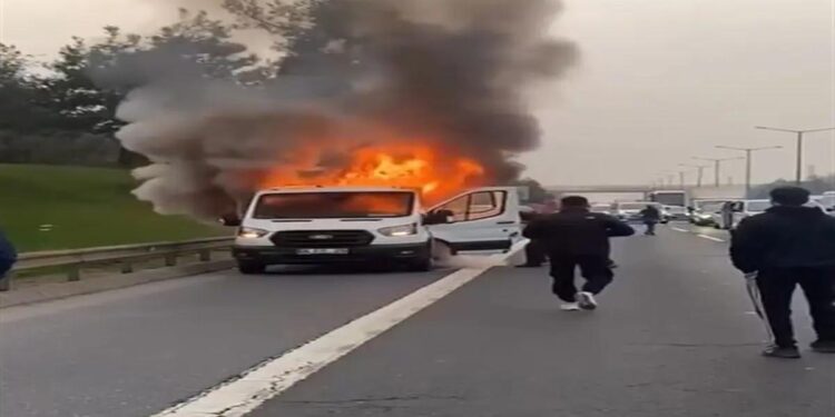 TEM Otoyolu’nda kamyonet alev alev yandı