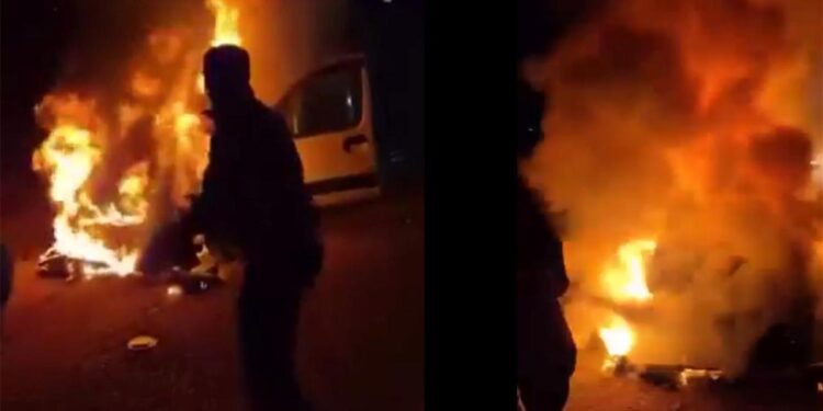 Yanan araçtaki aileyi cezaevi personeli kurtardı