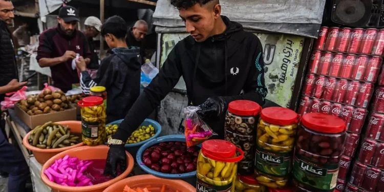 Gazze Pazarında Ramazan Yoğunluğu ve Coca-Cola