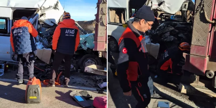 Öğrenci Servisi Tıra Çarptı: Ölü ve Yaralılar Var