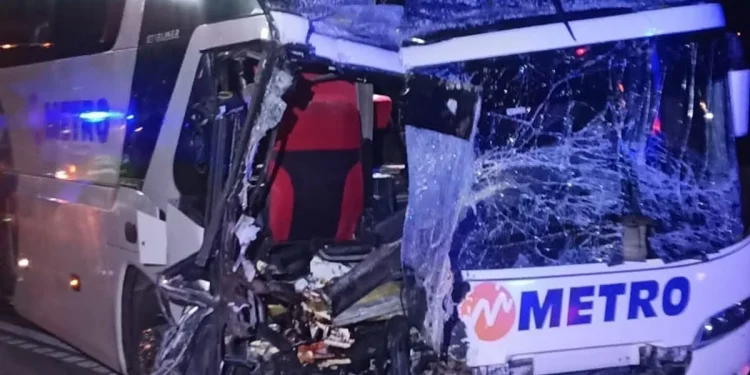 Amasya Yolunda Korkunç Kaza: Otobüs ve Tır Çarpıştı