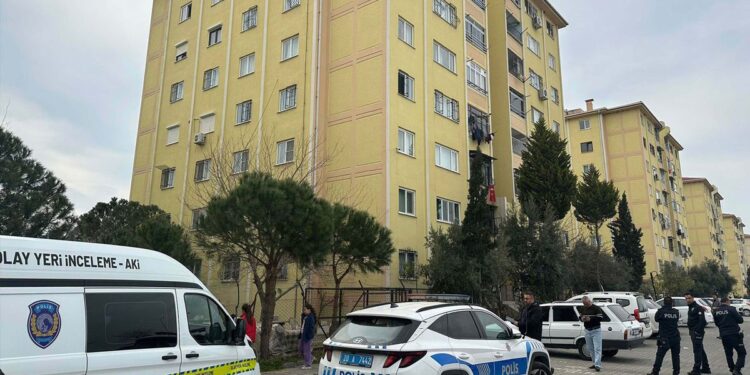 Anne Yoktu, Baba Uyuyordu: Küçük Tuğra Düştü