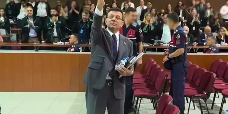 İBB davası 3. günde “el sallama” polemiği başladı