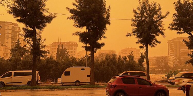 Afrika’dan gelen toz, Türkiye’de görüşü düşürdü