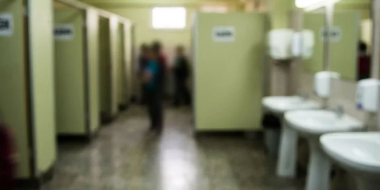 Okulda tuvalette silah ve tehdit notu bulundu