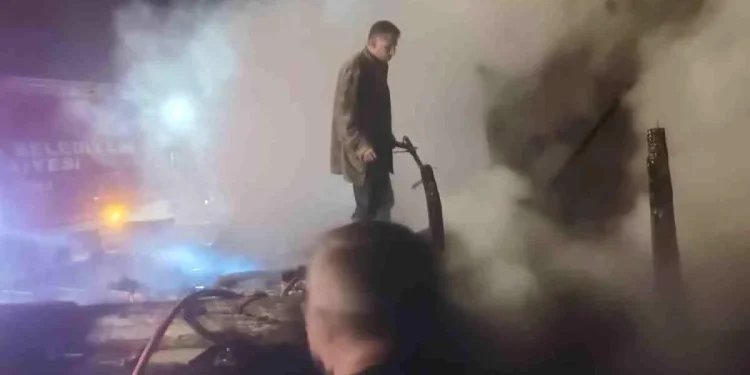 Ev yangında yandı, Burdur’da kullanılamaz hale geldi