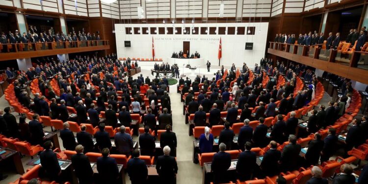 TBMM sosyal medya ve doğum izni teklifini kabul etti