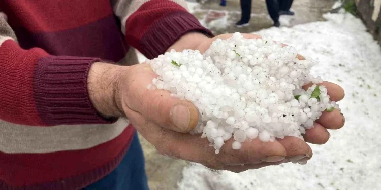 Refahiye’de Dolu Yağışı Hayatı Olumsuz Etkiledi